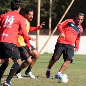 No frio do Sul, gerente de futebol rubro-negro jogou e fez até gol durante o rachão do Flamengo - Alexandre Vidal/Fla Imagem