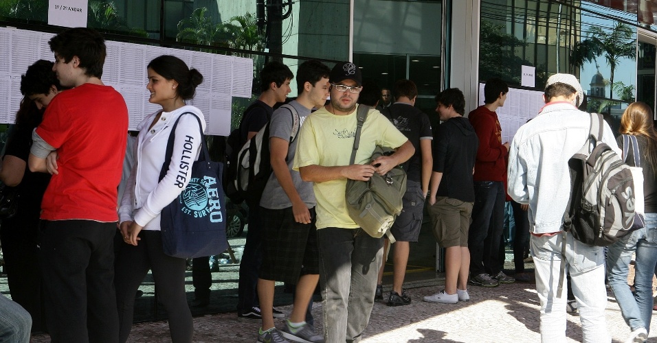 24.jun.2012 - A Unesp (Universidade Estadual Paulista) encerra a segunda fase do vestibular 2012 de inverno neste domingo (24). O exame será aplicado das 14h às 18h30