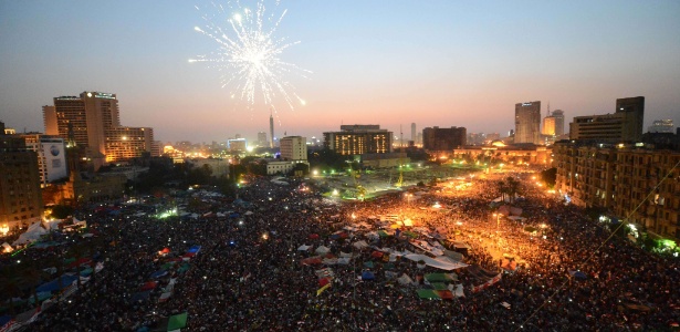 Simpatizantes da Irmandade Muçulmana comemoram anúncio da vitória de Mohamed Mursi - AFP