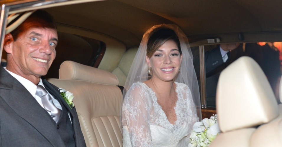 A atriz Luma Costa chega ao casamento ao lado do pai, Jorge Bastos (23/6/12). Luma viveu Nanda em "Fina Estampa"
