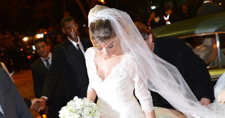 A atriz Luma Costa chega ao casamento com o empresário Leonardo Martins (23/6/12). Luma viveu Nanda em "Fina Estampa"