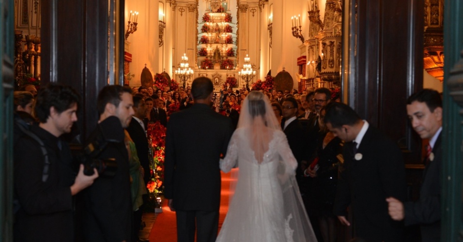 A atriz Luma Costa entra na igreja ao lado do pai, Jorge Bastos (23/6/12). Luma viveu Nanda em "Fina Estampa"