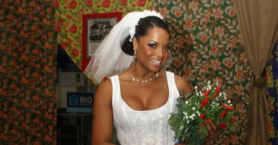 Adriana Bombom se veste de noiva na festa de São João do Centro de Tradições Nordestinas do Rio de Janeiro (23/6/12)