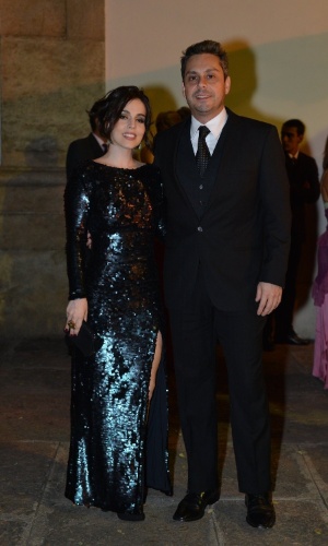 Alexandre Nero chega ao casamento da atriz Luma Costa acompanhado de sua namorada Karen Brustolin, no Rio (23/6/12)