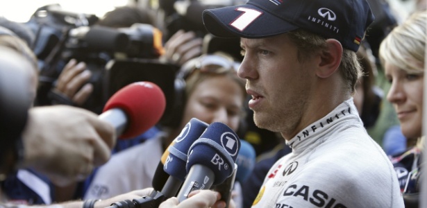 Após ficar pelo caminho, restou a Sebastian Vettel dar explicações à imprensa  - EFE/Biel Aliño