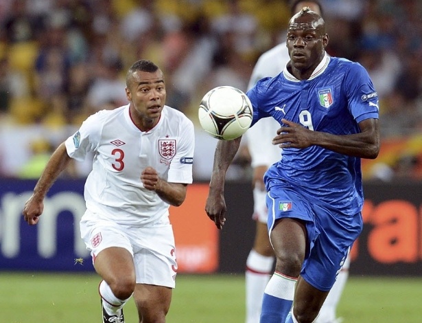 Balotelli disputa bola com o inglês Ashley Cole na partida entre Inglaterra e Itália pelas quarta de final da Euro-2012