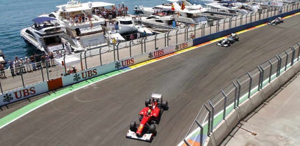 Felipe Massa fazia boa corrida até ser tocado pelo japonês Kamui Kobayashi - REUTERS/Heino Kalis