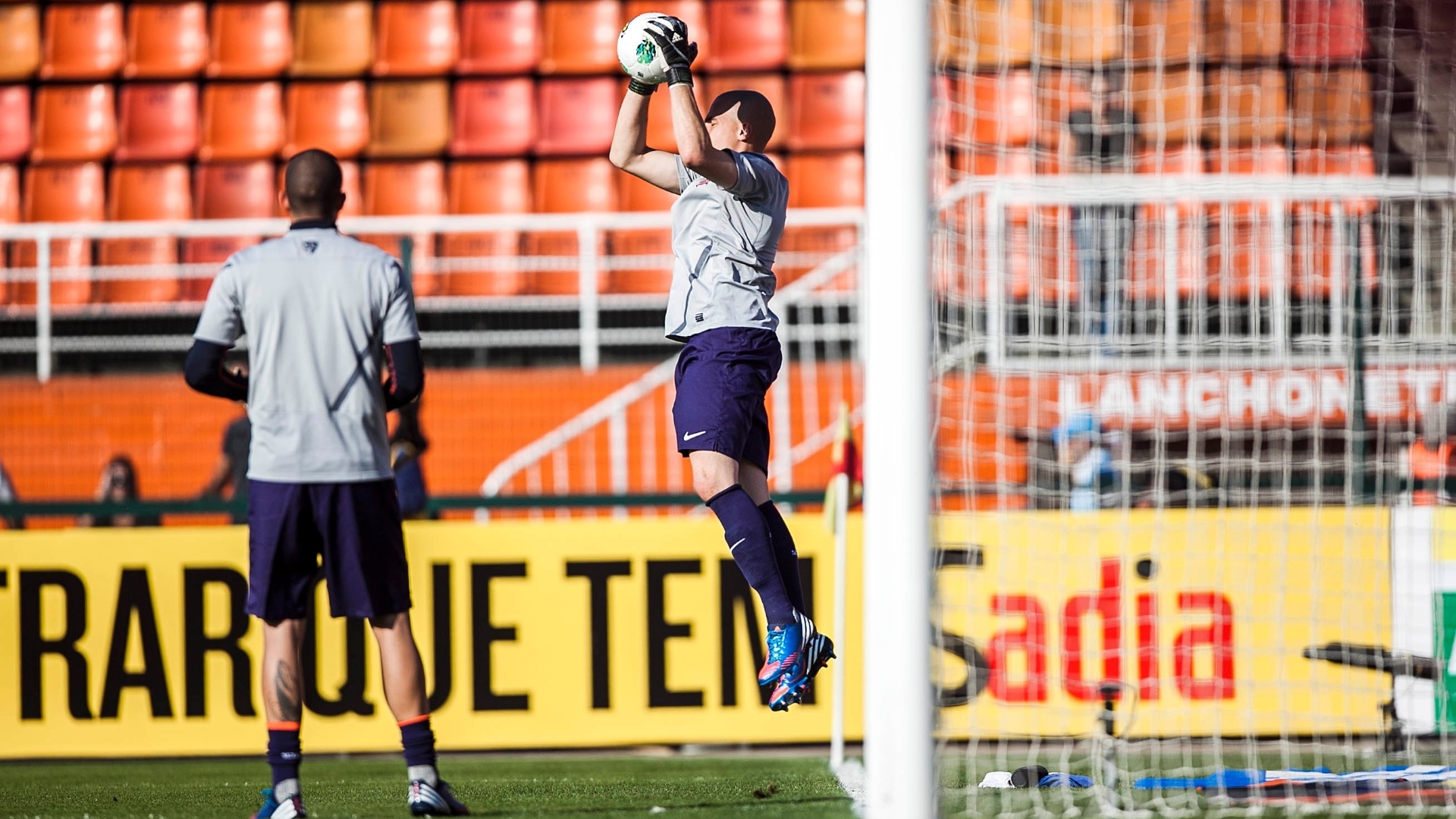 Goleiro Julio Cesar, do Corinthians, treina no Pacaembu para o clássico contra o Palmeiras - Leonardo Soares/UOL