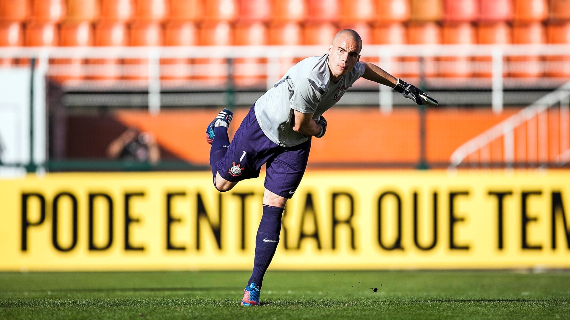 Julio Cesar, goleiro do Corinthians, faz trabalho de aquecimento antes do jogo contra o Palmeiras - Leonardo Soares/UOL