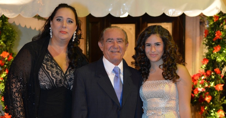 Lilian, Rentato e Lívian Aragão no casamento da atriz Luma Costa, realizado na igreja Nossa Senhora de Bonsucesso, no Rio (23/6/12)