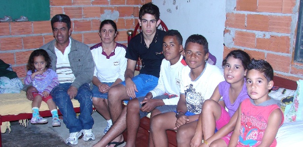 O casal Adriana e Eliel posa com os seis filhos na casa onde moram em Sorocaba, no interior de São Paulo - UOL