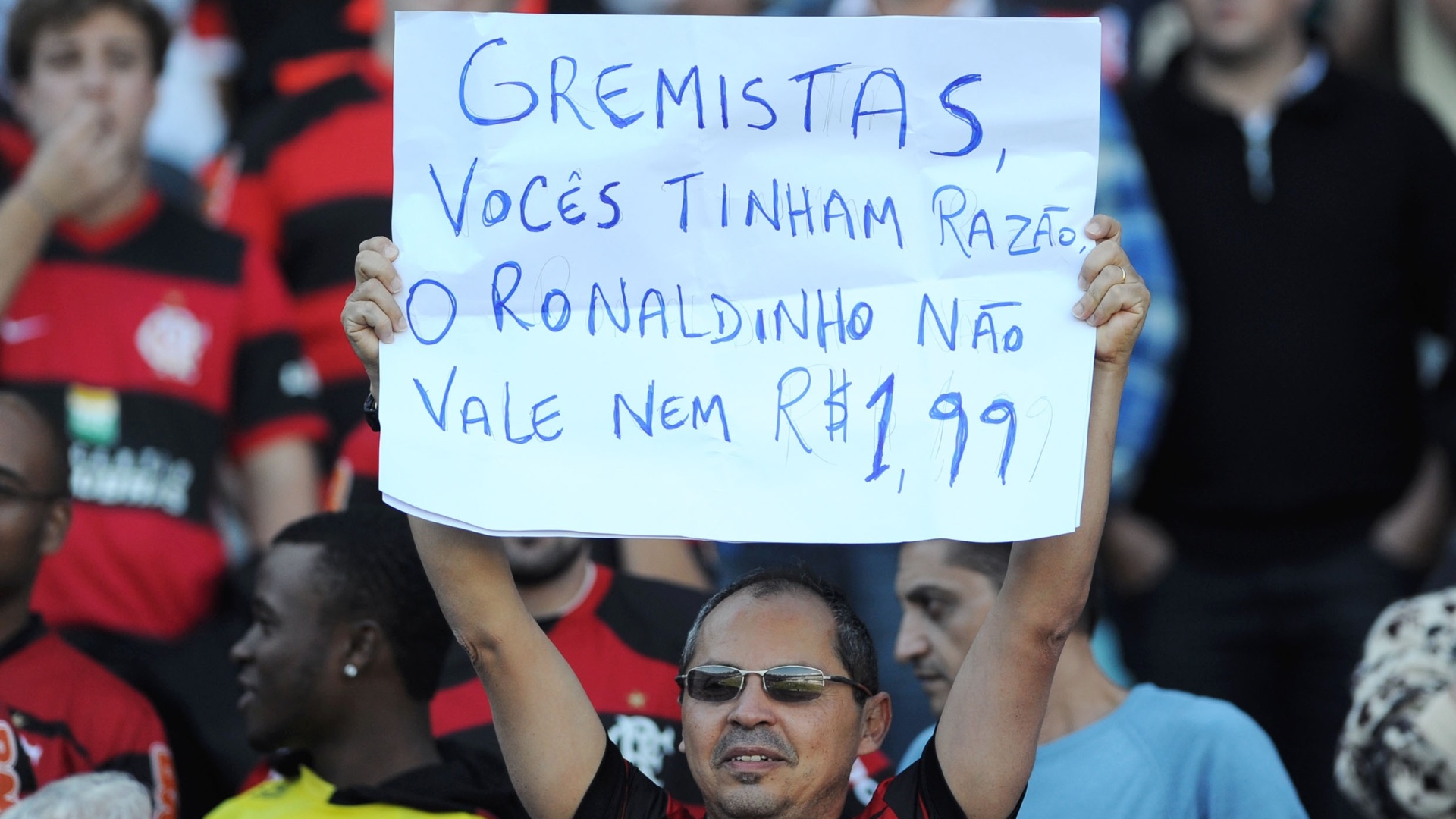 Torcedor do Flamengo se úne a gremistas para provocar o meia Ronaldinho, hoje no Atlético-MG