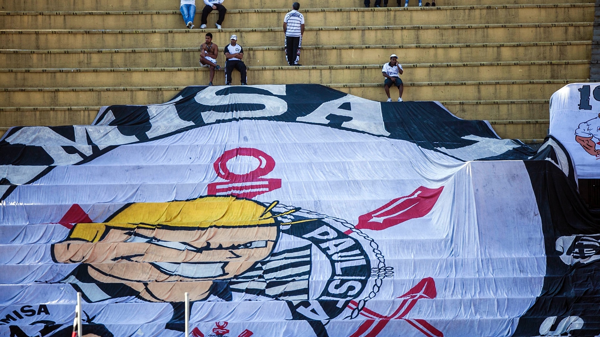 Torcedores organizados do Corinthians preparam bandeirão para o clássico contra o Palmeiras no Pacaembu - Leonardo Soares/UOL