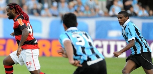 Muito marcado em derrota para o Grêmio, Vagner Love foi discreto em jogo no Olímpico - Alexandre Vidal/Fla Imagem