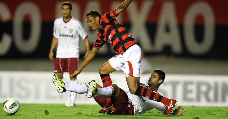 Zagueiro Gum dá carrinho sobre atacante do Atlético-GO