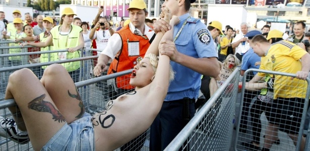 24.jun.2012 - Sara Winter, primeira brasileira a integrar o grupo ativista Femen, é detida durante protesto contra a Eurocopa próximo ao estádio de Kiev, capital da Ucrânia - Anatolii Stepanov/Reuters