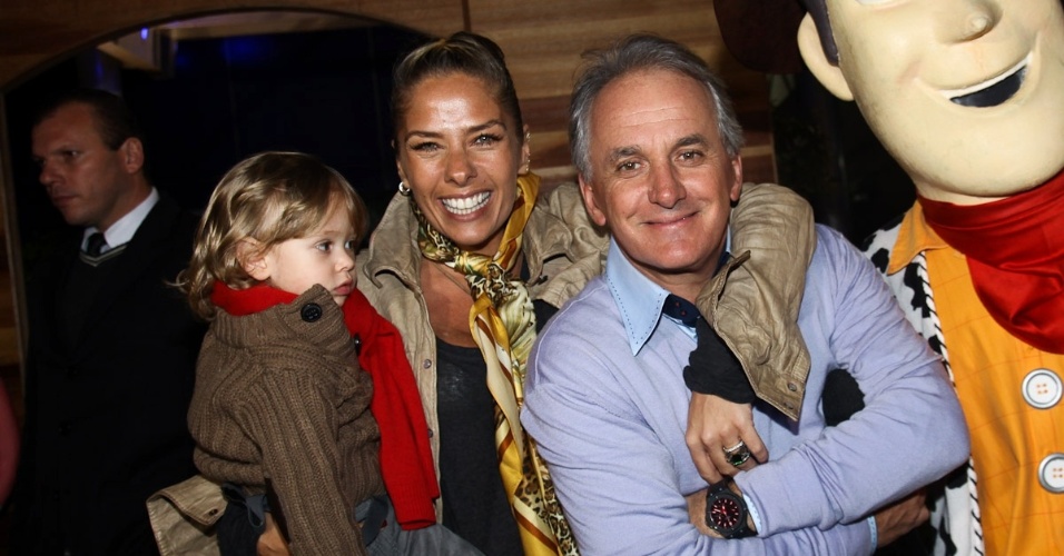 Adriane Galisteu e o filho Vittorio prestigiaram o aniversário de três anos de Pietro, filho do apresentador Otávio Mesquita (25/6/12). A festa aconteceu em um salão de festa em Moema, São Paulo