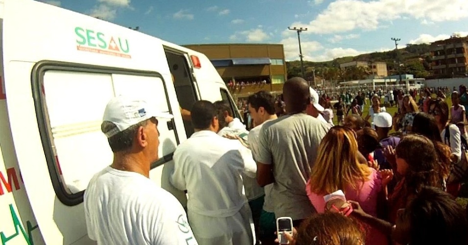 Artistas deixam campo de futebol em Paraíba do Sul, no Rio de Janeiro, dentro de ambulância, após sofrerem com assédio das fãs (24/6/12)