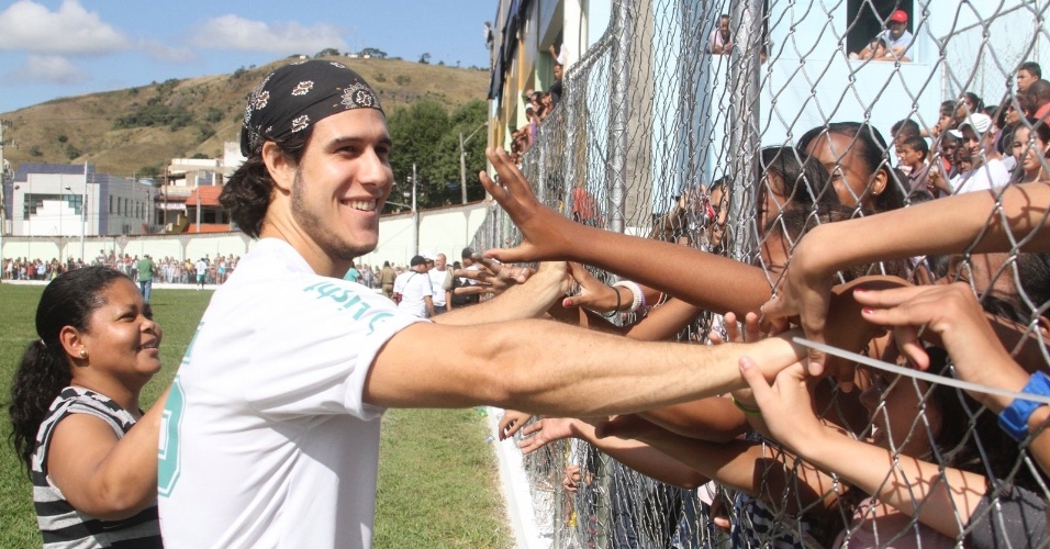Ator Emiliano D'Avila cumprimenta os fãs em Paraíba do Sul, no Rio de Janeiro (24/6/12)