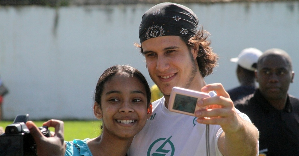 Ator Emiliano D'Avila posa ao lado das fãs em Paraíba do Sul, no Rio de Janeiro (24/6/12)