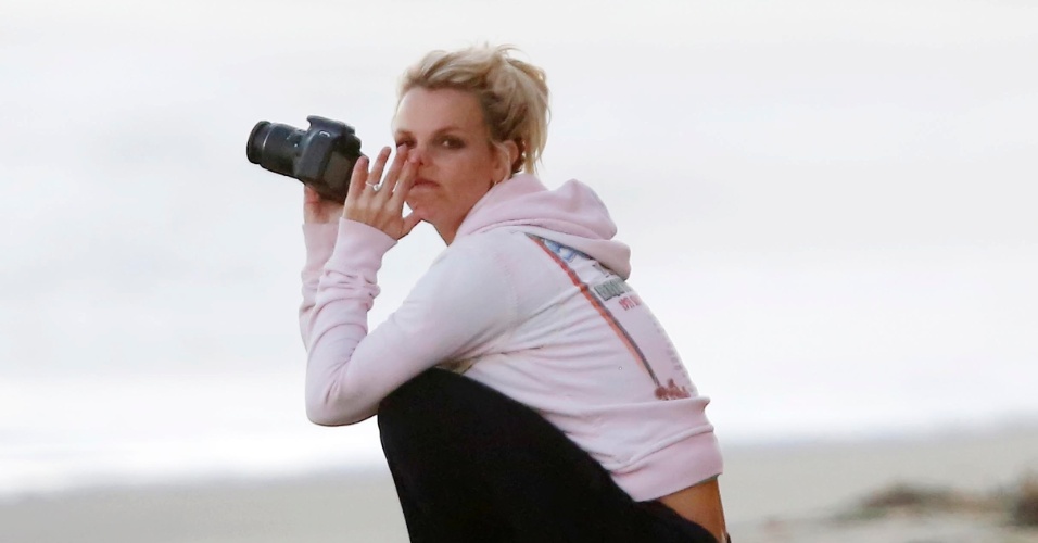 Britney Spears é vista coçando o nariz (24/6/12)