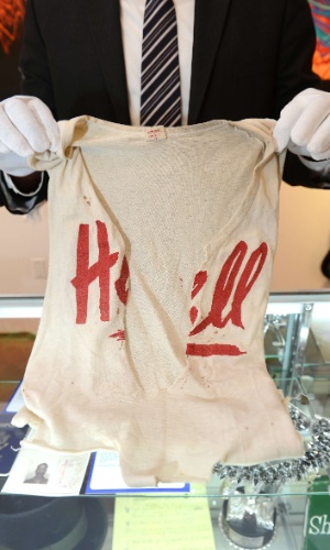 Camiseta de Keith Richards entra para leilão de peças de famosos em Los Angeles (23/6/12)