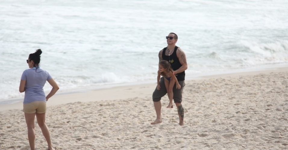 Casper Smart, namorado de Jennifer Lopez, brincou com a filha da cantora, Emme, na praia de Ipanema, zona sul do Rio (25/6/12)