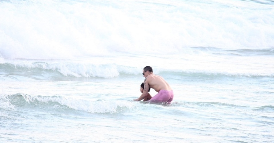 Casper Smart, namorado de Jennifer Lopez, brincou com o filho da cantora, Max, na praia de Ipanema, zona sul do Rio (25/6/12)