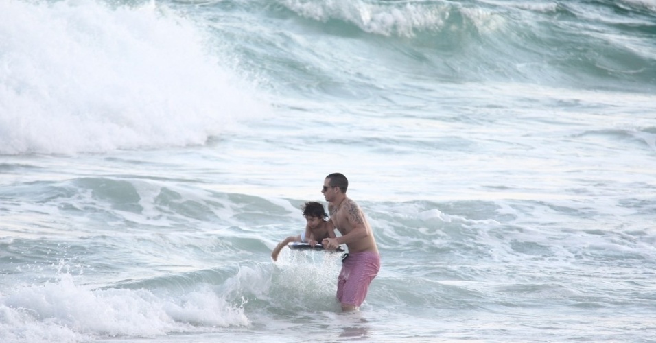Casper Smart, namorado de Jennifer Lopez, brincou com o filho da cantora, Max, na praia de Ipanema, zona sul do Rio (25/6/12)