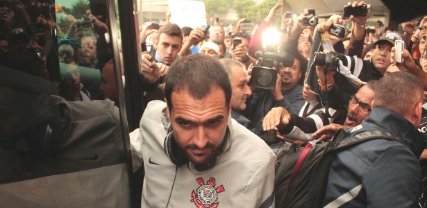Danilo é cercado por torcedores no embarque do Corinthians para Buenos Aires - Rodrigo Coca/Fotoarena/AE