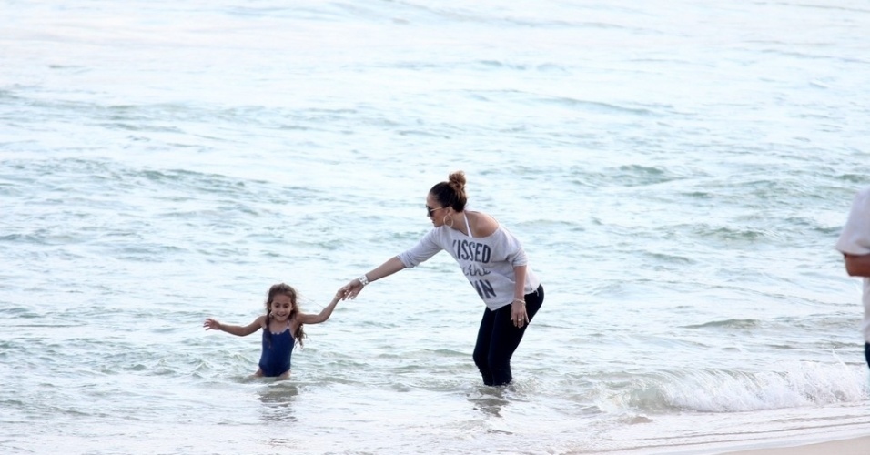 Jennifer Lopez e a filha Emme se divertiram na praia de Ipanema, zona sul do Rio (25/6/12)