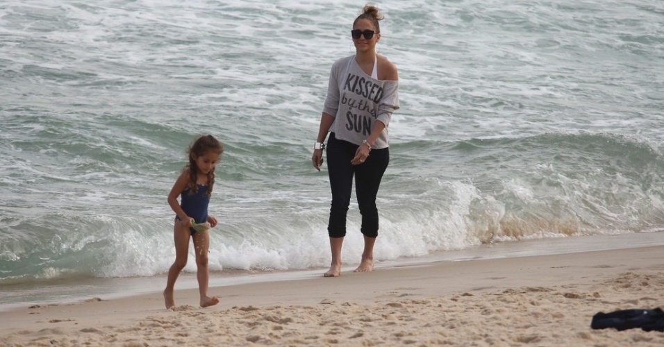 Jennifer Lopez e a filha Emme se divertiram na praia de Ipanema, zona sul do Rio (25/6/12). A cantora fará um show na cidade na próxima quarta (27)