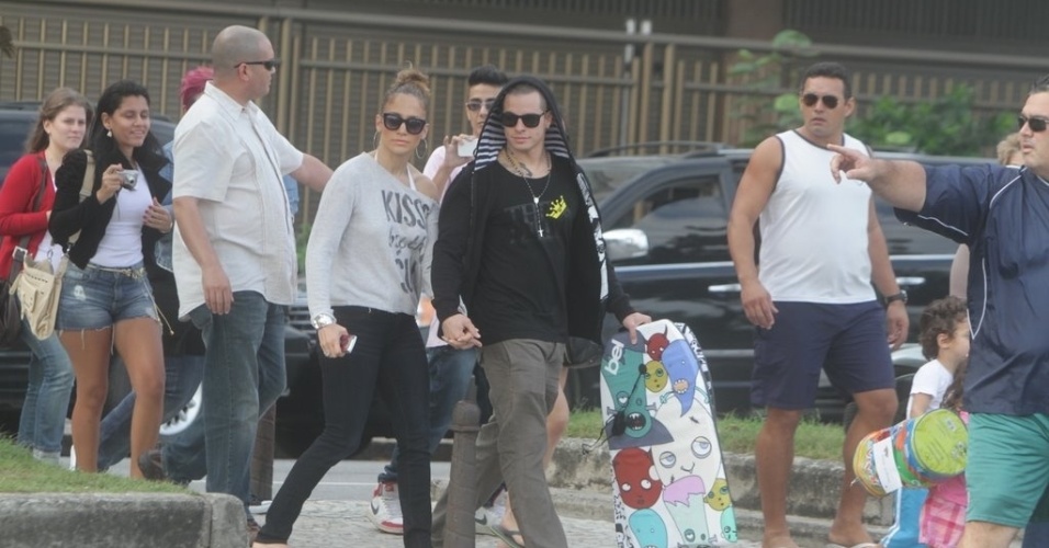 Jennifer Lopez e o namorado, Casper Smart, foram escoltados por seguranças durante ida à praia, no Rio (25/6/12)