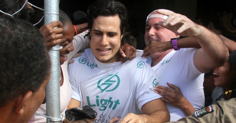 O ator Emiliano D'Avila, o Lúcio de "Avenida Brasil", é assediado por fãs durante partida de futebol no Rio de Janeiro (24/6/12)