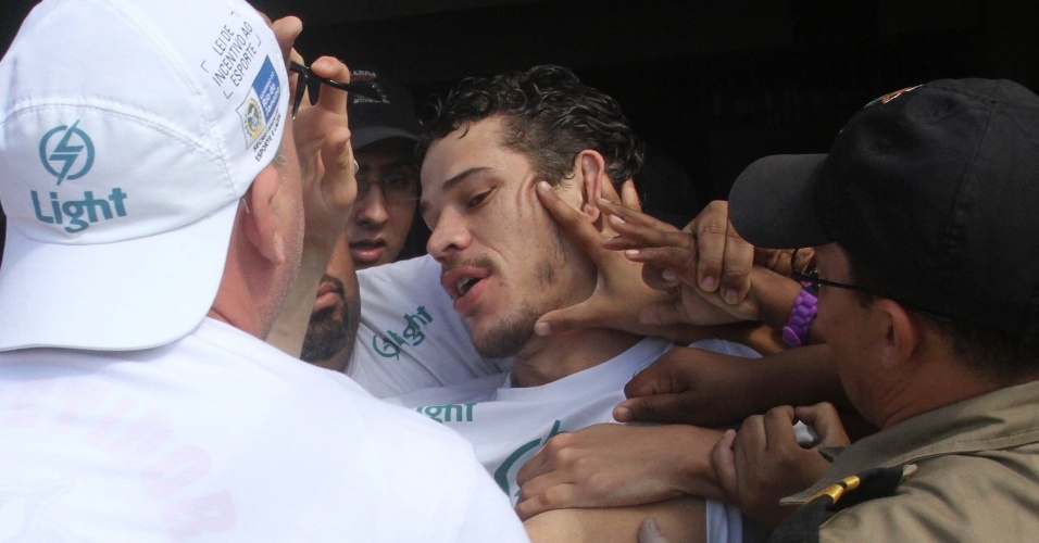 O ator José Loreto, o Darkson de "Avenida Brasil", é assediado por fãs durante partida de futebol no Rio de Janeiro (24/6/12)