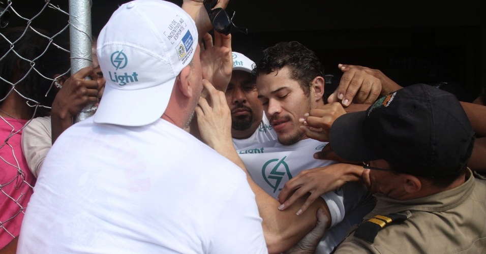 O ator José Loreto, o Darkson de "Avenida Brasil", é assediado por fãs durante partida de futebol no Rio de Janeiro (24/6/12)