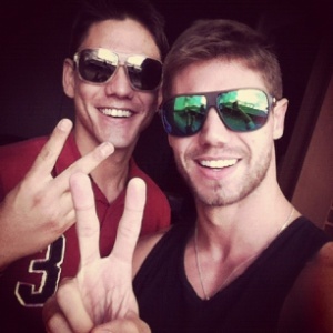 O ex-BBB Jonas (dir.) e Rafael. "Irmão querido! ;)", publicou Jonas, no Twitter, em maio de 2012