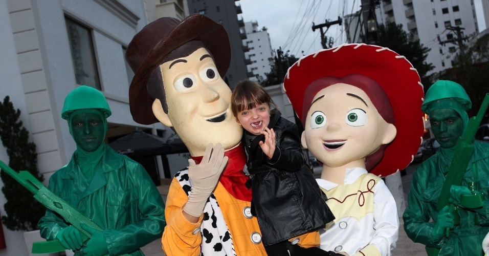 Rafaella Justus tirou fotos com personagens do filme "Toy Story". Tema da festa de Pietro (25/6/12)