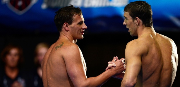 Ryan Lochte (e) e Michael Phelps comemoram classificação para Londres nos 400 m medley