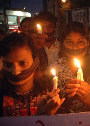 16.ago.2011 - Membros do grupo que luta pelos direitos e cuidados de saúde para as vítimas do desastre de Bhopal, que matou cerca de 20.000 pessoas em 1984, participam de protesto na capital do Estado de Madhya Pradesh, na Índia