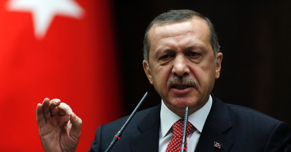 26.jun.2012 - O primeiro-ministro da Turquia, Recep Tayyip Erdogan, afirmou que o país responderá "com determinação" qualquer violação de sua fronteira e chamou de "ditador sanguinário" o presidente sírio Bashar al-Assad, durante pronunciamento para os deputados do Partido Justiça e Desenvolvimento (AKP, islamita).