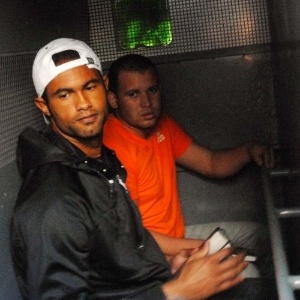 Imagem mostra goleiro Bruno e seu amigo Luiz Henrique Romão, o Macarrão, sendo transferidos em julho de 2010 - Alexandre Durão/UOL