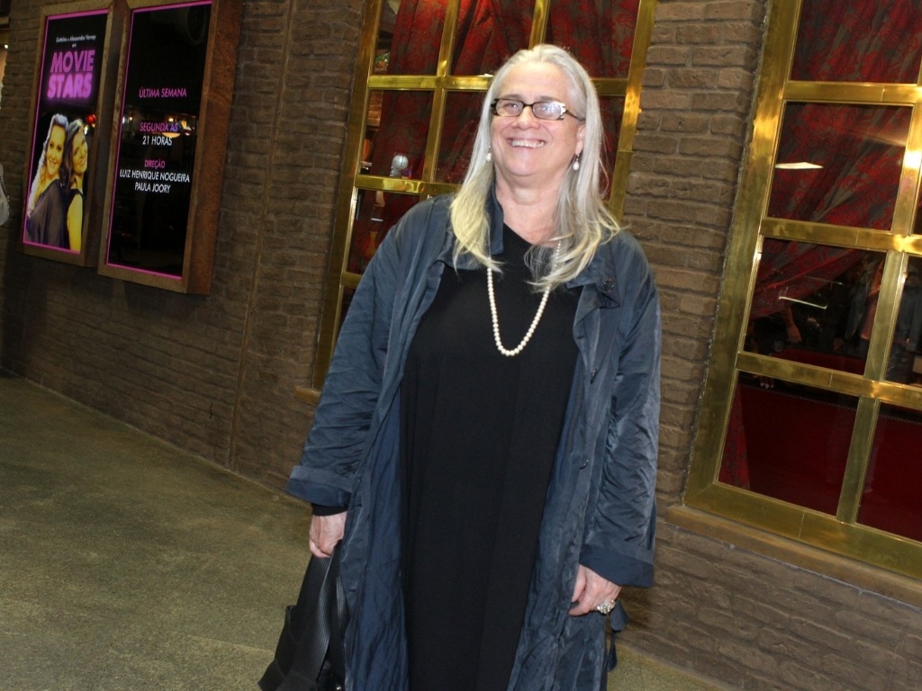 A atriz Vera Holtz, a Lucinda de "Avenida Brasil", assiste a peça "Movie Stars", no qual o elenco interpreta canções de filmes nacionais e internacionais, no Teatro Net Rio em Copacabana, no Rio de Janeiro (25/6/12) - Raphael Mesquita/Foto Rio News