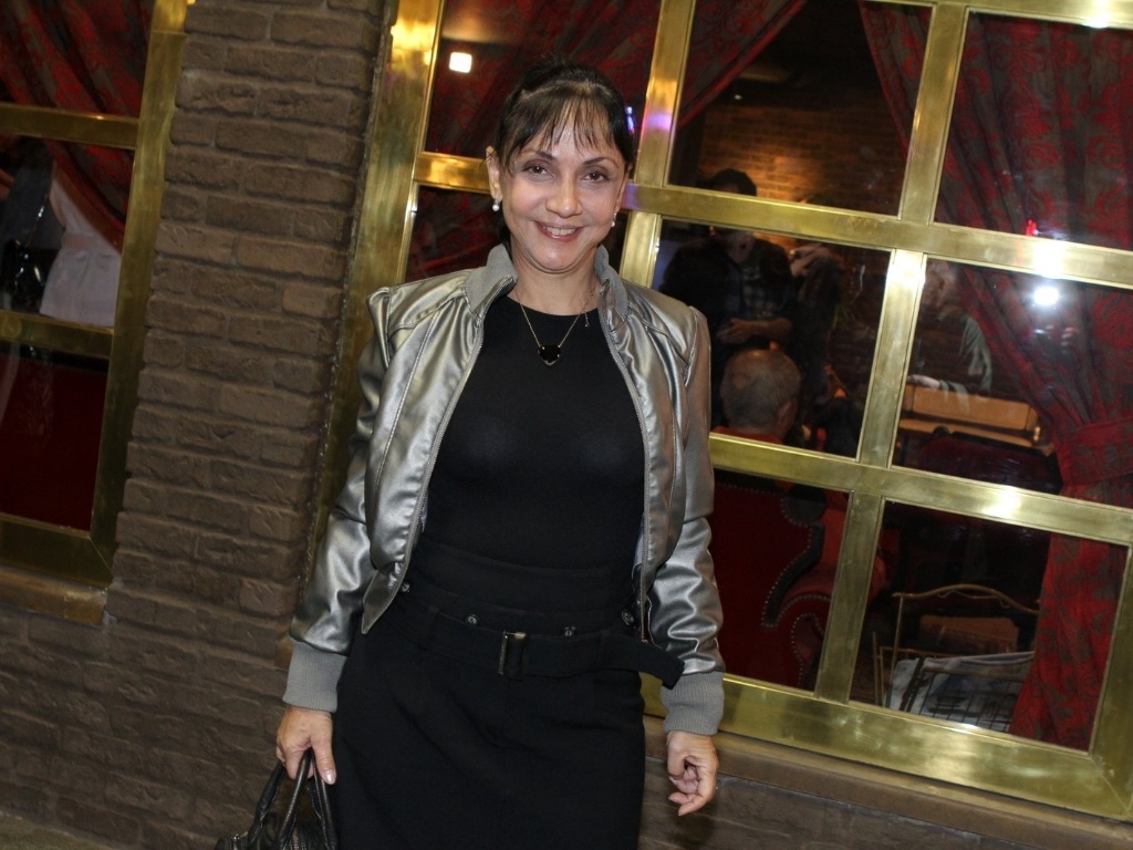 A diretora Cininha de Paula assiste a peça "Movie Stars", no qual o elenco interpreta canções de filmes nacionais e internacionais, no Teatro Net Rio em Copacabana, no Rio de Janeiro (25/6/12) - Raphael Mesquita/Foto Rio News