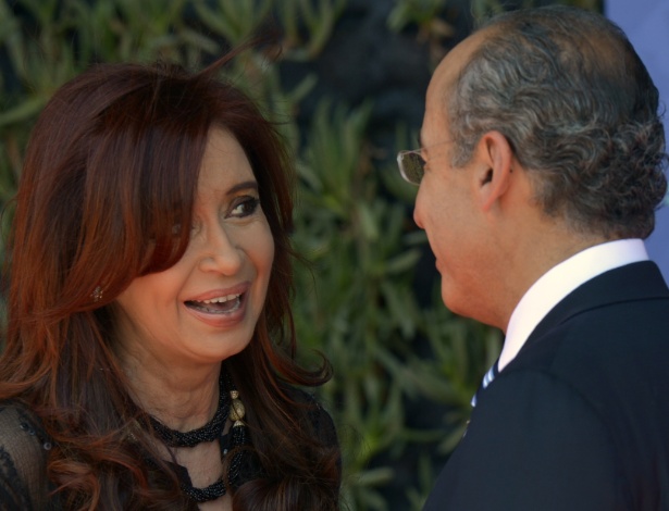 Cristina Kirchner, presidente da Argentina (na foto, ao lado do presidente mexicano Felipe Calderón), alega "condições desfavoráveis" para suspender acordo por três anos  - Cris Bouroncle/AFP