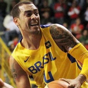 Ala Marquinhos tenta a jogada durante partida da seleção brasileira contra a Nova Zelândia - Gaspar Nobrega/Inovafoto