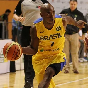 Americano naturalizado brasileiro, Larry (à esquerda) estreou pela seleção contra a Nova Zelândia - Gaspar Nobrega/Inovafoto