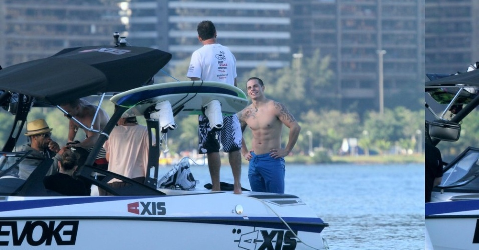 Casper Smart, namorado de Jennifer Lopez, passeou de lancha pela Lagoa, zona sul do Rio (26/6/12)