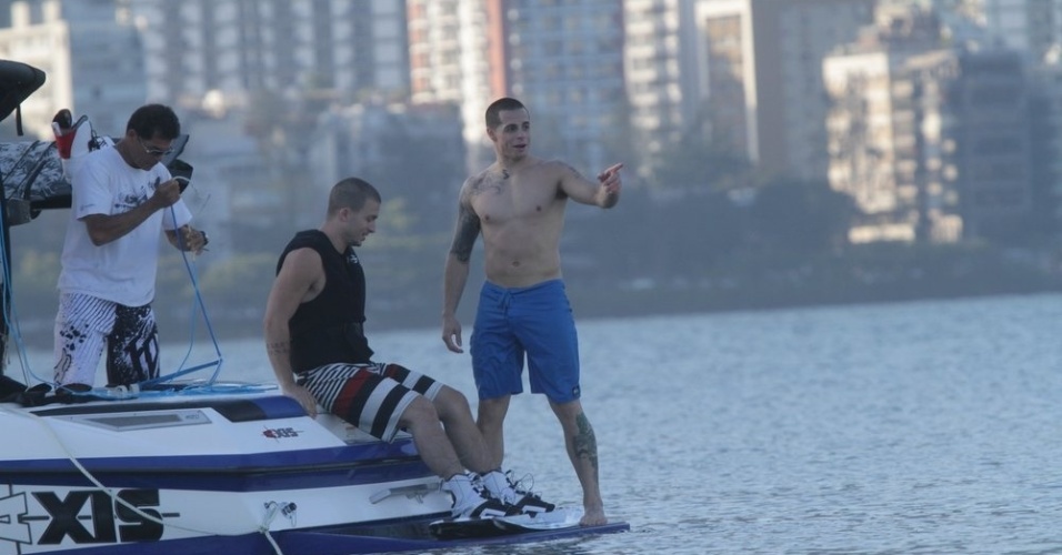 Casper Smart, namorado de Jennifer Lopez, se divertiu durante passeio de lancha pela Lagoa, zona sul do Rio (26/6/12)