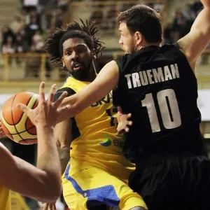 Em jogada de pivôs, Nenê consegue assistência para Anderson Varejão - Gaspar Nobrega/Inovafoto